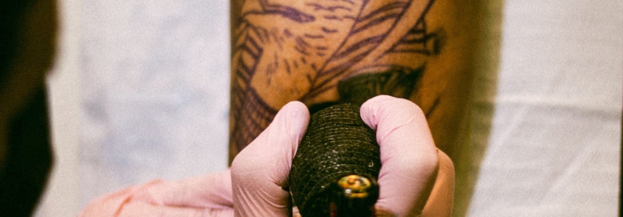 Macchinetta a penna con grip barrierato durante una sessione di tatuaggio