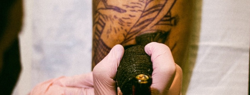 Macchinetta a penna con grip barrierato durante una sessione di tatuaggio